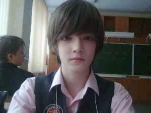 姓名：Nikita Miller（尼基塔·米勒）  性别：男 国籍：俄罗斯 属：正太 宠物：四只猫  瞳色：蓝灰（灰色比较多） 喜欢的颜色：绿色 喜欢的运动：足球 生日：1998年2月24日 星座：双鱼 ◆◇Nikita的宠物是一只白色的小猫，他喜欢和他照相。那只猫很乖，每次都乖乖的被抓着照相，不过没有一次看镜头。 ◆◇Nikita照相时经常手里会拿字条，有时还会叼（？）在嘴上（图片和视频为证）。 ◆◇ Nikita的眼睛是灰色加一点蓝色。很漂亮。 ◆◇Nikita的鼻子左边有一颗不影响美观的很可爱的痣（这条，可以无视）。 ◆◇Nikita有很多用线编成的手链。 ◆◇Nikita有一件上面印着