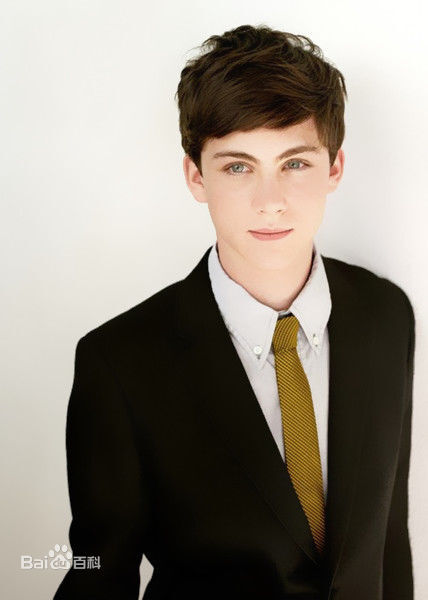 羅根·勒曼（Logan Lerman），1992年1月19日出生于美國加州洛杉磯比佛利山莊，美國演員。 第一眼看到羅根·勒曼的人，對他的印象都是乖乖仔。長相清秀的他其實已經(jīng)是大銀幕上的老手了。他資歷華麗，性格則相當(dāng)謙和低調(diào)，這也是他討人喜歡的原因之一。在電影《三個火槍手》和《壁花少年》中均備受矚目，這個可愛的男孩無疑前程遠大。比起電影演員，羅根·勒曼更像是一個搖滾樂隊主唱，也許是因為他本就熱衷音樂的緣故，無論是唱歌還是演戲，他都充滿了好奇和表現(xiàn)欲。在電影中的每次出現(xiàn)，他都像是一道穿透現(xiàn)實的陽光，你總能看到快樂寫在他的臉上。