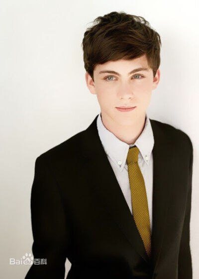 罗根·勒曼（Logan Lerman），1992年1月19日出生于美国加州洛杉矶比佛利山庄，美国演员。 第一眼看到罗根·勒曼的人，对他的印象都是乖乖仔。长相清秀的他其实已经是大银幕上的老手了。他资历华丽，性格则相当谦和低调…