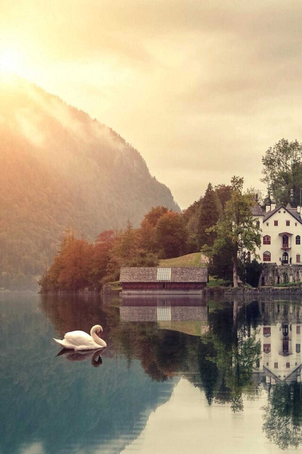 Hallstatt in Mist，Austria 奥地利哈尔施达特景色