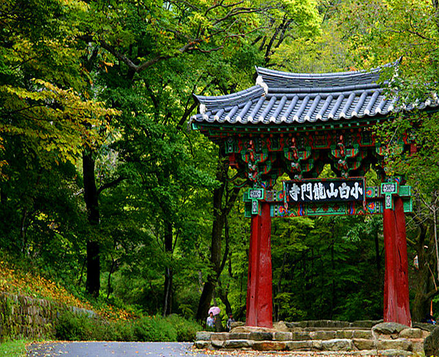 韩国龙门山由于地处两条江河与两座山峰之间， 其风景之美可与金刚山相媲美， 因此素有 “京畿道的金刚山” 之称。山中峰岭与溪谷交相辉映， 被选为首都圈最好的登山地点。