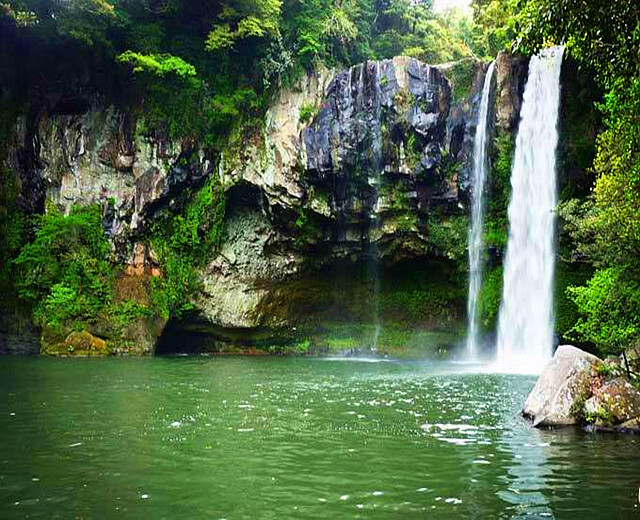 韩国天帝渊瀑布是济州岛上着名的十大景点之一，位于济州岛西归浦市的山林悬崖间，如同七仙女白色羽翼一样美丽的瀑布从茂盛的悬崖上轰然直泻而下，十分壮丽。