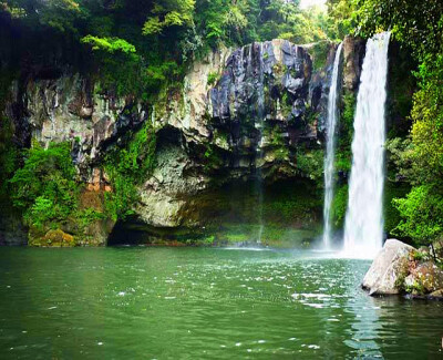 韩国天帝渊瀑布是济州岛上着名的十大景点之一，位于济州岛西归浦市的山林悬崖间，如同七仙女白色羽翼一样美丽的瀑布从茂盛的悬崖上轰然直泻而下，十分壮丽。