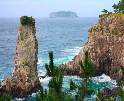 济州岛是韩国最大的岛屿，是一座典型的火山岛，世界新七大自然奇观之一。