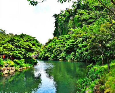 韩国的西归浦市位于济州岛的南部，北面与济州市及汉拿山接壤，南面面向朝鲜海峡。市内自然环境丰富，在汉拿山及海岸有不少极好的观景地点。