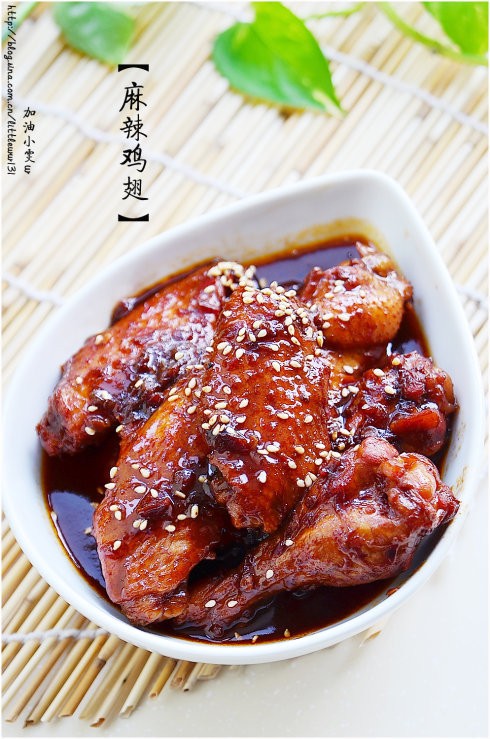 酱一锅岛城名吃『麻辣鸡翅』 原料：鸡翅7对 葱白 姜 郫县豆瓣酱1/2大勺 白糖2大勺 蚝油1/2大勺 料酒1大勺 老抽1勺 生抽2勺 1、花椒6粒左右 八角 丁香 香叶 桂皮 小茴香放入茶包内。锅烧热加白糖，中小火烧至融化，融化后开始不停搅拌，转小火熬至冒泡；待糖变成琥珀色加沸腾的热水，煮沸关火，即为糖色液并盛出 2、锅大火烧热加油转小火，加郫县豆瓣酱，炒出红油；加葱姜炒香后，加鸡翅转大火炒匀；按顺序加入料酒、蚝油、老抽、生抽，糖色液炒匀；加开水，水量与鸡翅平齐即可；放入料包，大火煮开转小火盖盖