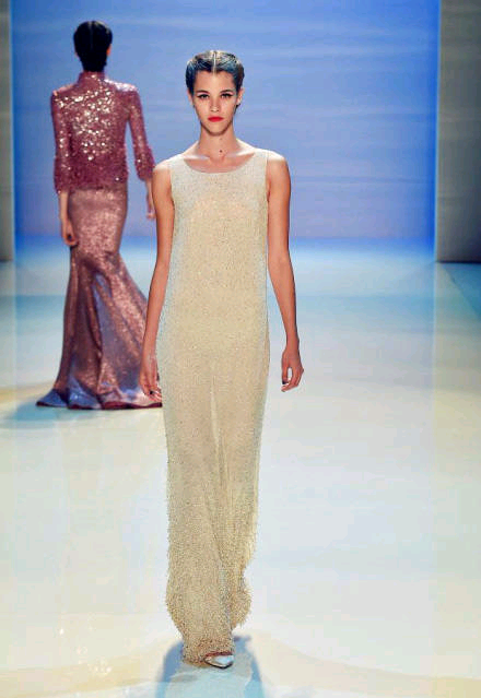 Georges Hobeika Haute Couture Fall 2014绽放在衣身上的立体花朵装饰真是让人欣喜。