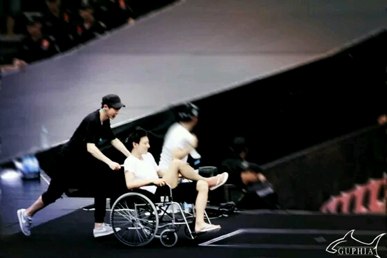 今天彩排，欢脱的小宝贝推着坐轮椅的小桃子绕舞台兜风，真是个好哥哥!(╯з╰)EXO 朴灿烈 黄子韬 tao 明星 美男