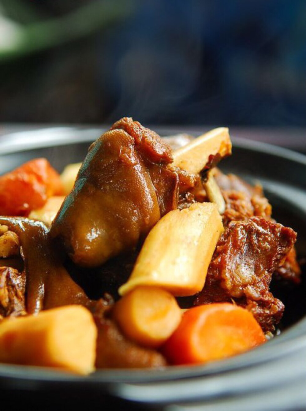 铁棍山药焖羊肉：羊腿买的时候斩大块.浸泡半小时.洗净血水沥干.起锅坐水.水开后放生姜一块、花椒数粒、料酒适量.放入羊腿焯至血沫尽出.捞出控水.红枣泡洗干净.炒锅加适量油.依次爆香姜蒜、葱白、桂皮、草果、八角和干辣椒.下羊肉翻炒.羊肉炒出香味后.烹入适量料酒.加少量老抽.炒至均匀上色.加生抽炒香，加开水没过羊肉的三分之二.加花椒煮开.移入高压锅.加红枣和葱段.上汽转小火25分钟关火.自然排气后捞出羊肉.原汤留锅中.铁棍山药去皮切滚刀块，胡萝卜切稍大的滚刀块.山药和胡萝卜一起放入高压锅中.上汽转小火10分钟关火.自然排气后打开.加入羊肉开盖小火煮滚3分钟即可。