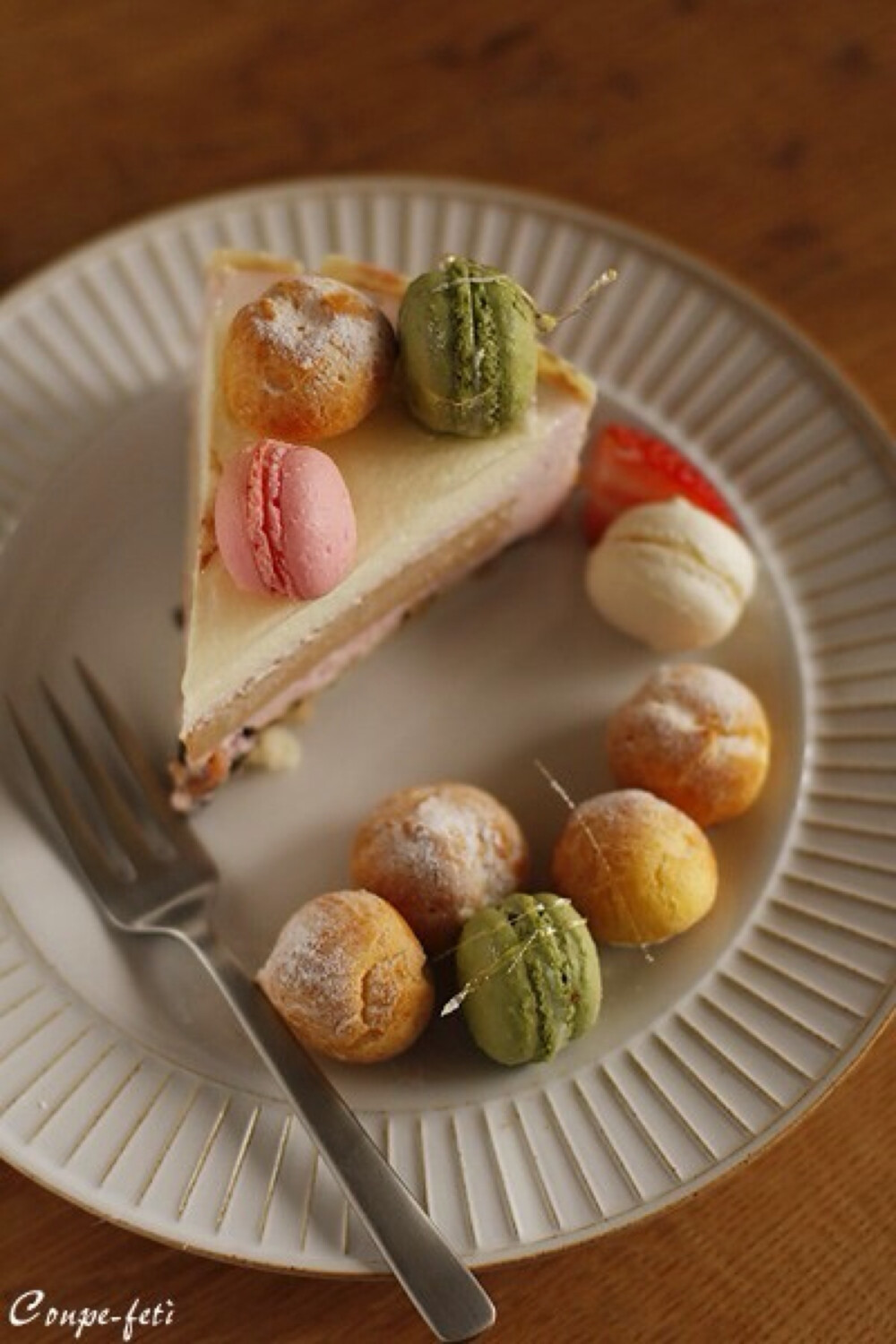 龙,杏仁小圆饼),是一种用蛋白,杏仁粉,白砂糖和糖霜所做的意大利甜点