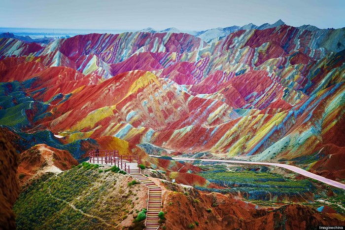【美丽的中国】丹霞地貌地质公园的彩虹山。数千年的风雨洗刷之后，这种地质形态被塑造到以下的山谷中，这片区域已在2010年被联合国教科文组织列入了世界自然遗产。