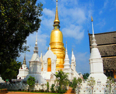 泰国松德寺(Wat Suan Dok)是前往素贴山必经的著名佛寺，建于14世纪兰纳泰王朝美丽的花园中。