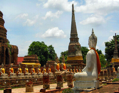 泰国大城府(Ayutthaya也译作：阿育他耶府、阿犹地亚），位于曼谷北边72公里处巴沙河畔，曾是泰王朝国都，留有众多名胜古迹，如今虽已是断壁残垣，但那些宫殿的遗堡、辉煌依旧的佛像和细致的雕刻，仍能让人感到吊古伤…