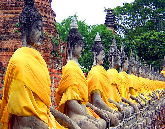 泰国大城府(Ayutthaya也译作：阿育他耶府、阿犹地亚），位于曼谷北边72公里处巴沙河畔，曾是泰王朝国都，留有众多名胜古迹，如今虽已是断壁残垣，但那些宫殿的遗堡、辉煌依旧的佛像和细致的雕刻，仍能让人感到吊古伤怀的情绪。