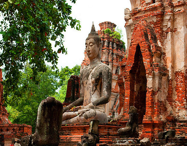 泰国大城府(Ayutthaya也译作：阿育他耶府、阿犹地亚），位于曼谷北边72公里处巴沙河畔，曾是泰王朝国都，留有众多名胜古迹，如今虽已是断壁残垣，但那些宫殿的遗堡、辉煌依旧的佛像和细致的雕刻，仍能让人感到吊古伤怀的情绪。