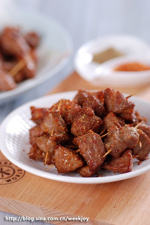 『牙签肉』 材料：猪颈背肉，油。 生抽，盐，花椒粉，淀粉。 孜然粉，辣椒粉。 做法： 1.肉切合适大小的块，加生抽，盐，花椒粉用手抓匀，腌制30分钟。然后加入淀粉拌匀，用牙签串起。炸锅里热油。 2.约7-8成热时，放入串好肉中火炸至外表微黄，捞出放在吸油纸上吸一下油，然后撒上孜然粉和辣椒粉即可。