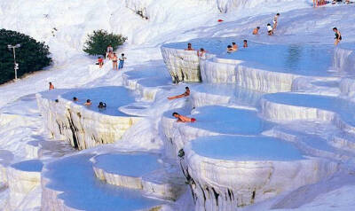 棉花堡（Pamukkale）位于土耳其Denizli市的西南部，是远近闻名的温泉度假胜地，此地不仅有上千年的天然温泉，更有这种古怪的好似棉花一样的山丘。大自然的鬼斧神工制造出了如此美妙的仙境。