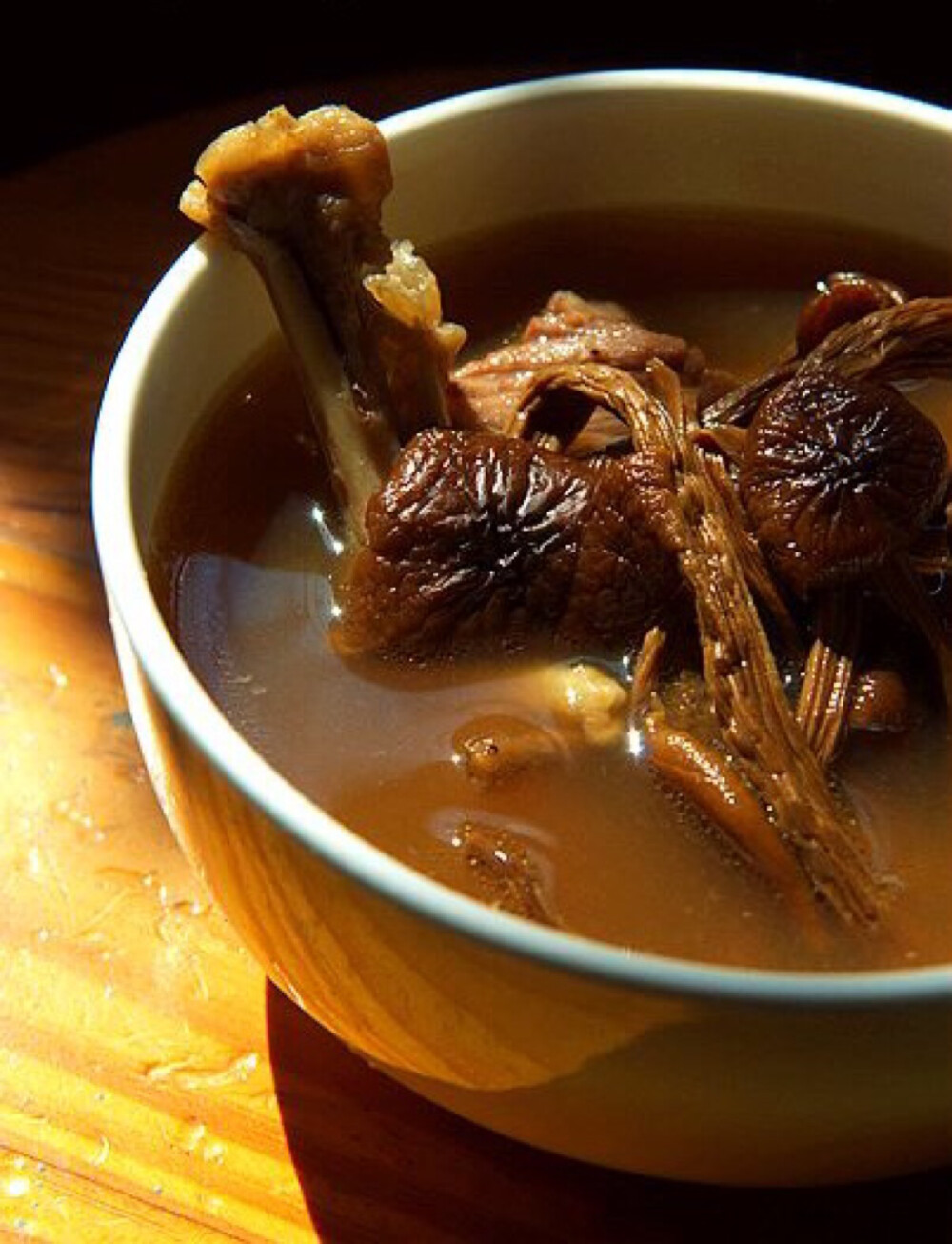 茶树菇煲鸡汤:土鸡一只,茶树菇,葱,姜,料酒,盐,茶树菇泡发洗净