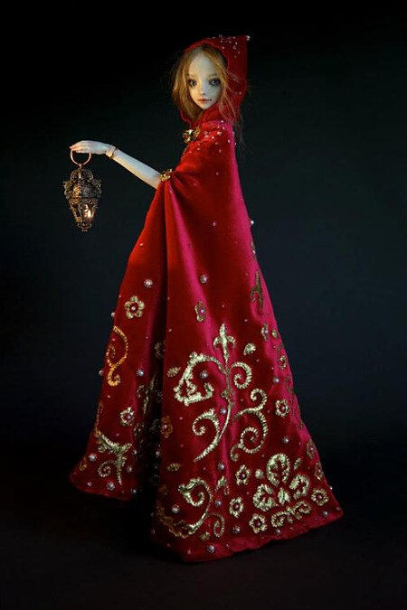 俄罗斯艺术家Marina bychkova带着她的全新尺寸玩偶华丽登场，令人惊叹的那些缀满了珠宝的头饰、衣服、鞋子、他们全部由Marina亲手设计和手工制作。灵魂娃娃