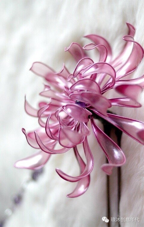 『发簪，美到让人无法呼吸』日本艺术家Sakae用他的神乎其技借来了自然造物的韵味。无论是桔梗、牡丹、樱花或者翩然起舞的蝴蝶，都是细节丰富、栩栩如生，薄琉璃般的材质发出着淡淡珠光，让这些花簪更显娇美。现在就一起来细细欣赏下吧！（2）