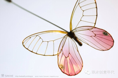 『发簪，美到让人无法呼吸』日本艺术家Sakae却用他的神乎其技借来了自然造物的韵味。无论是桔梗、牡丹、樱花或者翩然起舞的蝴蝶，都是细节丰富、栩栩如生，薄琉璃般的材质发出着淡淡珠光，让这些花簪更显娇美。现在…