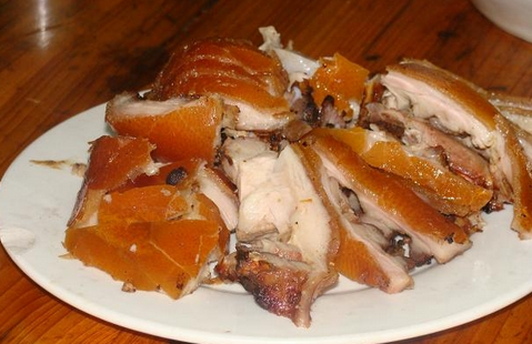 炭火烤乳猪(Lechon) 在菲律宾，炭火烤乳猪（分享来自东盟网www.asean168.com）是宴请宾客时最受欢迎的菜品。将全猪在煤炭上翻烤;金黄酥脆的表皮佐以肝酱，是最令人垂涎的部分。 在宿务岛，还会在猪的胃里填充大茴香、胡椒、小葱、月桂叶和柠檬草，因此吃猪肉时不需要其他的酱料。