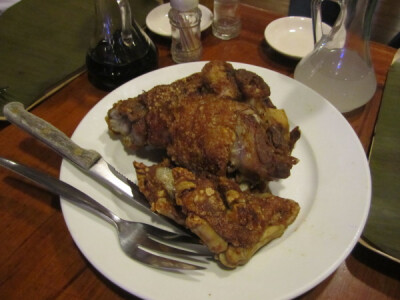 烤猪腿(Crispy pata) 这道菜是将猪肘文火慢煮后去水最后油炸至酥脆而成。内里柔软而多汁，表皮则非常香脆。吃时佐以醋、酱油和红辣椒。（分享来自东盟网www.asean168.com）