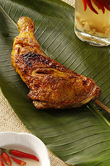 菲式烤鸡(Chicken inasal) 将鸡肉浸泡在柠檬草、青桔、盐、胡椒和大蒜中，并刷上用胭脂树种子制成的油。鸡的每一部分都会烤熟。吃时搭配一大碗蒜香米饭，在饭上淋上浸泡过鸡肉的橙油。（分享来自东盟网www.asean168.…