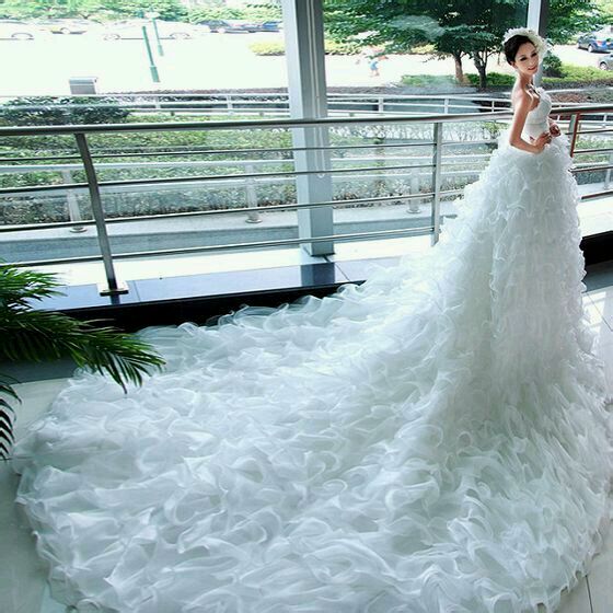 婚纱其实就是女人心底一个最温暖、最柔情的梦,在女人的心里最深处静静地蛰伏着,随时等待着一阵风起,直到吹得心旌摇曳,吹得婚纱裙袂飘飘。 Wedding woman's heart is actually one of the most warm, most tender dream, in a woman's deepest heart quietly dormant, waiting for a gust of wind, blowing Xinjing until swaying, blowing sleeve wedding dress fluttering.