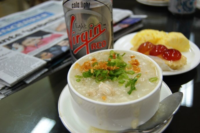 鸡肉粥(Arroz Caldo) 这种名叫Arroz Caldo的浓厚鸡肉粥（分享来自东盟网www.asean168.com），烹饪时放入姜，有时还会用白煮蛋、火蒜和大葱做装饰。这道菜一般在菲律宾的街边小摊上出售。