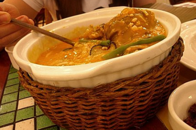 牛尾汤(Kare-kare) 这道炖牛尾的美味酱汁由碎炒米和碎花生熬制而成。香蕉花、茄子和青豆，再加上其他一些更有趣的材料，便能完成这道风味独一无二的菜品。吃时配上白米饭和虾酱，味道更好。（分享来自东盟网www.asea…