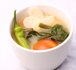 菲式酸汤(Sinigang) 这道汤是用酸角、杨奶果和番茄一类的水果将鱼、虾、猪肉或牛肉腌至发酸而成。常佐以通菜、豆角、芋头等蔬菜。吃时搭配米饭。（分享来自东盟网www.asean168.com）