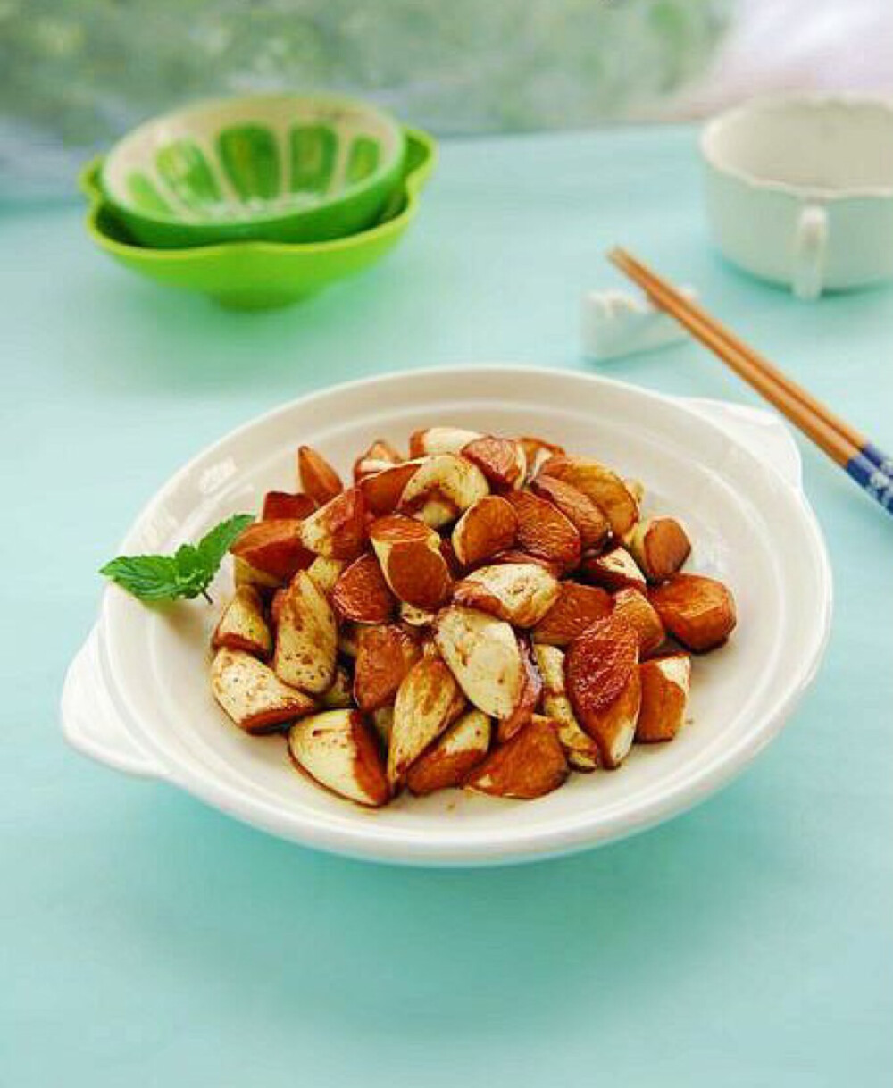 油焖茭白：新鲜茭白洗净切滚刀块.起锅坐油.油要比平时炒菜略多.油热后下茭白翻炒.炒至茭白有焦边时.调中火加入细砂糖继续翻炒.炒至上色.有明显焦糖香味.加入鲜味酱油.炒匀后转中小火加盖焖约3分钟即成.贴士：鲜味酱油我是用生抽、蒸鱼豉油各半加少许老抽调配的.咸味主要来自于酱油.不用放盐.老抽是调色用的.少许即可.无论是茭白还是鲜笋本身水分含量比较足.因此这道菜不用加水.焖的时候会出少许汤汁.喜欢甜味足的可以出锅前再加少许糖炒焦.记住.想吃原滋原味的本帮油焖茭白千万不要放葱姜蒜哦。