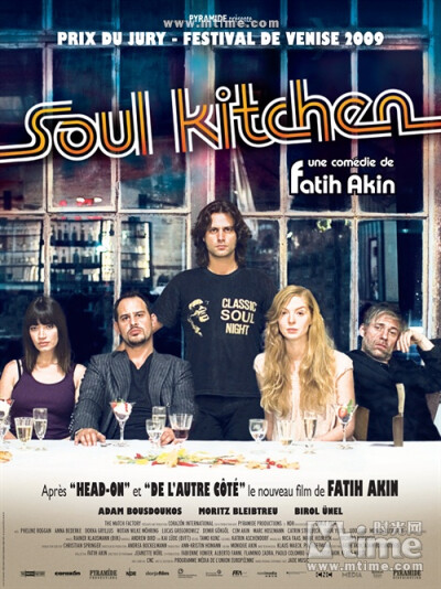 《心灵厨房》(Soul Kitchen,2009年,德国):希腊人齐诺斯在汉堡经营一家饭馆，他看起来霉运缠身，苦不堪言。椎间盘突出需要 心灵厨房的剧照(20张) 医治，女友要去上海做一份新的工作，新厨师的技术让饭馆老顾客都快绝…