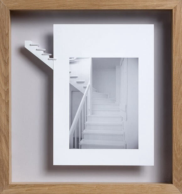  A4纸可能是工作中最平常、也被消费的最多的承载信息的媒介，这就是我们很少会注意到纸张本身的原因 ，但来自丹麦的艺术家Peter Callesen却看到了A4纸的重要性 ，所以很早开始，他就开始利用空白的A4纸来进行艺术创作。Peter在剪纸与纸张雕塑上的不断探索，让二维的平面A4纸神奇的向立体雕塑转变，骷髅、人影 、建筑等奇思妙想从死气沉沉的纸张上奋力挣脱、跃然而现。