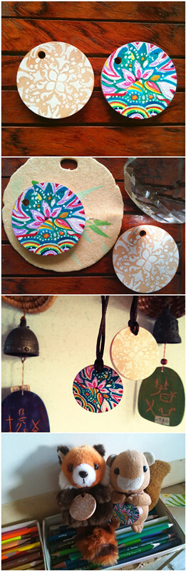 创意小手工，把衣服吊牌装饰一番，变成小项链，一个百花争艳民族风，一个古典蕾丝欧美范，小松鼠和它的伙伴都抢着戴了～