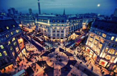 移轴摄影，即移轴镜摄影（Tilt-shift photography），泛指利用移轴镜头创作的作品，所拍摄的照片效果就像是缩微模型一样，非常特别。移轴镜头的作用，本来主要是用来修正以普通广角镜拍照时所产生出的透视问题，但后…