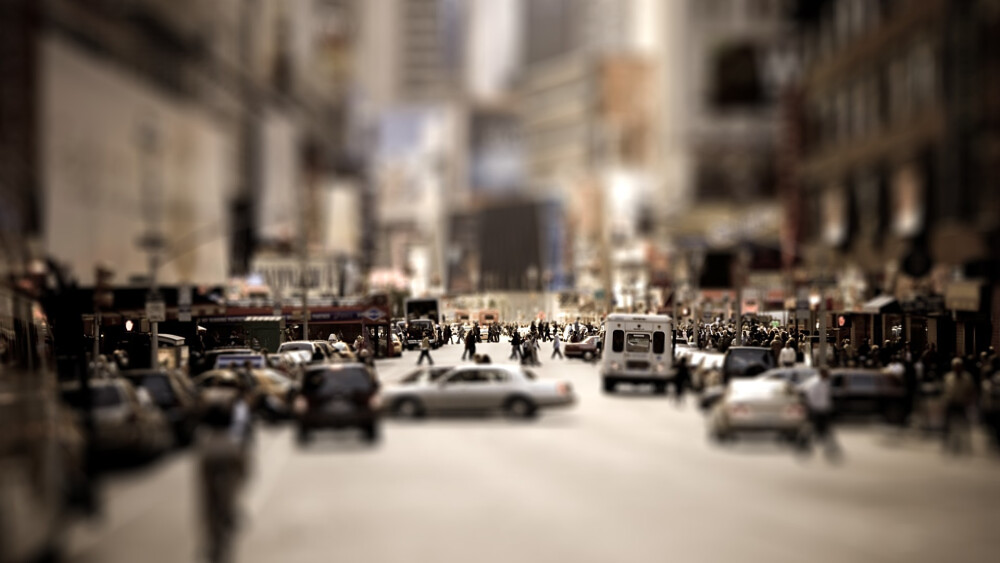 移轴摄影，即移轴镜摄影（Tilt-shift photography），泛指利用移轴镜头创作的作品，所拍摄的照片效果就像是缩微模型一样，非常特别。移轴镜头的作用，本来主要是用来修正以普通广角镜拍照时所产生出的透视问题，但后来却被广泛利用来创作变化景深聚焦点位置的摄影作品。移轴镜摄影是将真实世界拍成像假的一样，使照片能够充分表现「人造都市」的感觉。