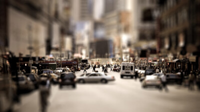 移轴摄影，即移轴镜摄影（Tilt-shift photography），泛指利用移轴镜头创作的作品，所拍摄的照片效果就像是缩微模型一样，非常特别。移轴镜头的作用，本来主要是用来修正以普通广角镜拍照时所产生出的透视问题，但后…