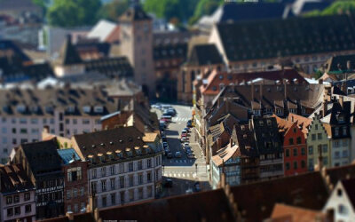 移轴摄影，即移轴镜摄影(Tilt-shift photography)，泛指利用移轴镜头创作的作品。看一幅移轴摄影的壁纸时，浅景深、上下模糊中间聚焦，让人感觉似乎照片是用微距模式来拍摄玩具模型一样，特别是从高角度向下拍摄的照…