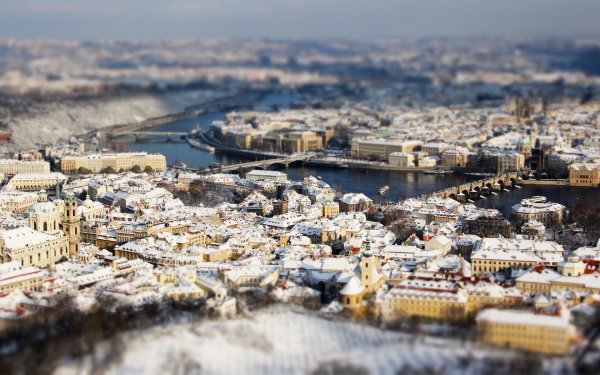 移轴摄影，即移轴镜摄影(Tilt-shift photography)，泛指利用移轴镜头创作的作品。看一幅移轴摄影的壁纸时，浅景深、上下模糊中间聚焦，让人感觉似乎照片是用微距模式来拍摄玩具模型一样，特别是从高角度向下拍摄的照片，有强烈的不真实感，效果非常特别。