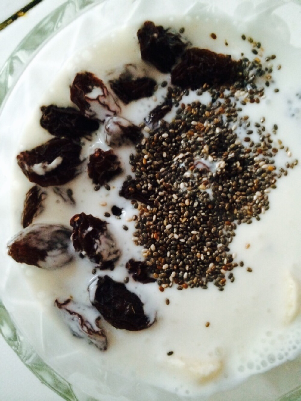 Smoothie：冰冻香蕉 脱脂酸奶，搅拌机20秒，撒上提子干➕Chia seeds