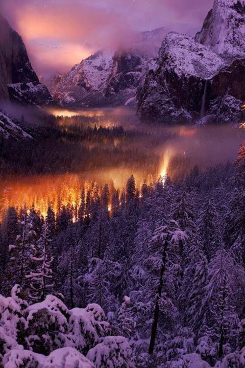 Yosemite National Park, California。约塞米蒂国家公园，位于美国加利福尼亚州东部内华达山脉上，以其约塞米蒂山谷闻名于世。公园里有许多山谷、瀑布、内湖、冰山、冰碛，给我们展示了世上罕见的由冰川作用而成的大量的花岗岩浮雕，还发现了许多世上稀有的植物和动物种类存活。是美国国家公园内极耀眼的一颗明珠。（From:National Geographic Traveler Magazine: 2013 Photo Contest）