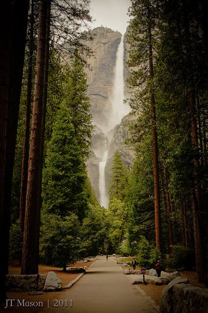 Yosemite National Park, California。约塞米蒂国家公园，位于美国加利福尼亚州东部内华达山脉上，以其约塞米蒂山谷闻名于世。公园里有许多山谷、瀑布、内湖、冰山、冰碛，给我们展示了世上罕见的由冰川作用而成的大量的花岗岩浮雕，还发现了许多世上稀有的植物和动物种类存活。是美国国家公园内极耀眼的一颗明珠。