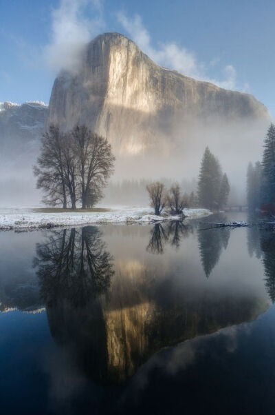 Yosemite National Park, California。约塞米蒂国家公园，位于美国加利福尼亚州东部内华达山脉上，以其约塞米蒂山谷闻名于世。公园里有许多山谷、瀑布、内湖、冰山、冰碛，给我们展示了世上罕见的由冰川作用而成的大…