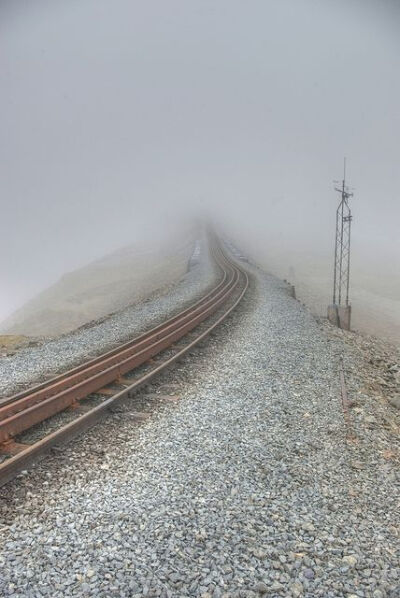 The Snowdonia Mountain Railway in Snowdonia National Park by Joanne Simmons Photography。英国威尔士雪墩山国家公园，是英国第二大国家公园，仅次于湖区国家公园。在威尔士西北部，面临圣乔治海峡。Snowdonia威…