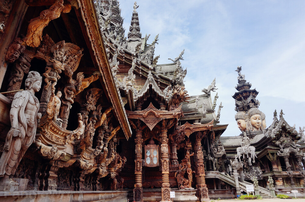 The Sanctuary of Truth,Pattaya,Thailand。（Photo by Fannie Wu）泰国芭提雅真理寺又名木雕之城，是全世界最大的木雕建筑，位于泰国芭提雅北部五公里的临海上，环境清幽静谧，远看像一座宏伟的寺庙屹立海边，但它并不是真的寺庙，而是一座出于宗教理念的艺术创作。