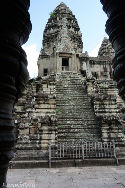 Angkor Wat, Siem Reap,Cambodia。（Photo by Fannie Wu）柬埔寨吴哥寺。小吴哥原始的名字是Vrah Vishnulok，意思为“毗湿奴的神殿”。中国古籍称为“桑香佛舍”。它是吴哥古迹中保存得最完好的庙宇，以建筑宏伟与浮…