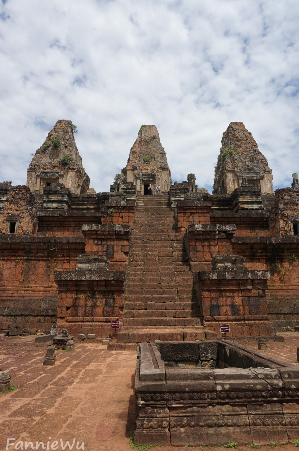 East Mebon,Siem Reap, Cambodia.（Photo by Fannie Wu）东梅奔寺是罗贞陀罗跋摩二世（Rajendravarman II) 于十世纪中兴建，大象石雕是用来祭祀印度神湿婆，以及国王的双亲。原本是位于一个七公里长，二公里宽的人工水库，即东巴莱湖 (East Baray)中央，不过湖水早已乾。