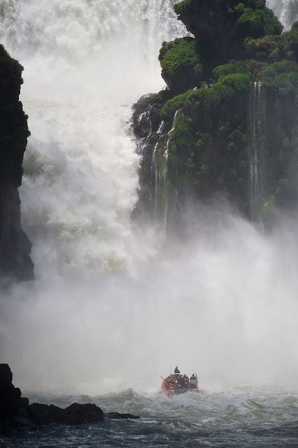 Iguazu Falls, Argentina. Photo: ©miguel valle de figueiredo via Flickr.伊瓜苏大瀑布是世界上最宽的瀑布，位于阿根廷与巴西边界上伊瓜苏河与巴拉那河合流点上游23公里处，为马蹄形瀑布，高82米，宽4公里。